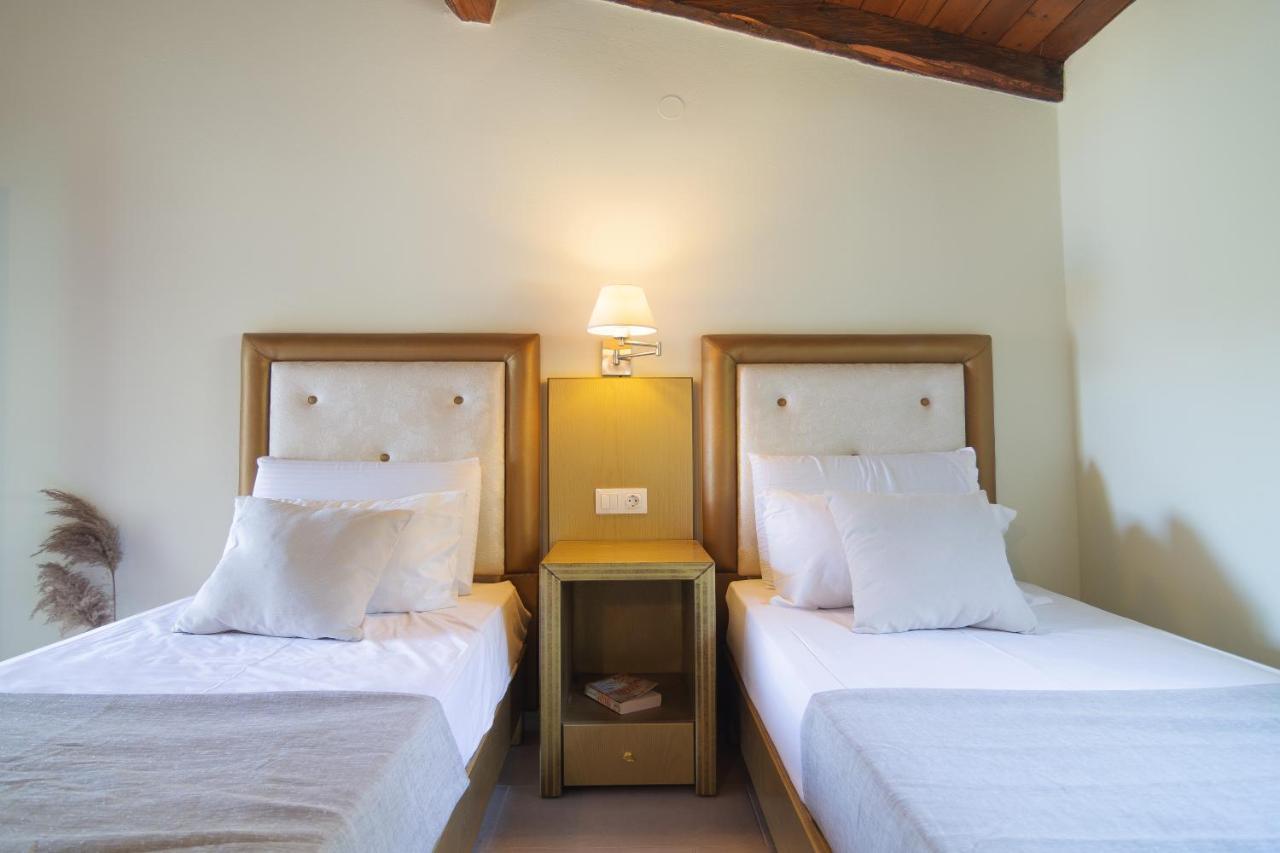 Villa Theodora View Apartments Afroditi Agios Georgios Pagon Bagian luar foto